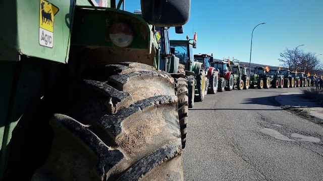Los agricultores y ganaderos de Cubillejo se hacen ver en la tractorada